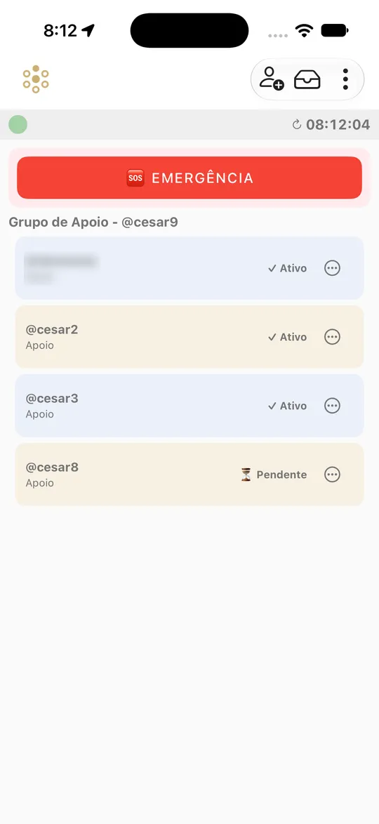Tela principal no iPhone: na barra, o ícone do app, o boneco com +, a caixa de Mensagens, o microfone e o menu ⋮; o botão EMERGÊNCIA e o Grupo de Apoio com as pessoas do grupo