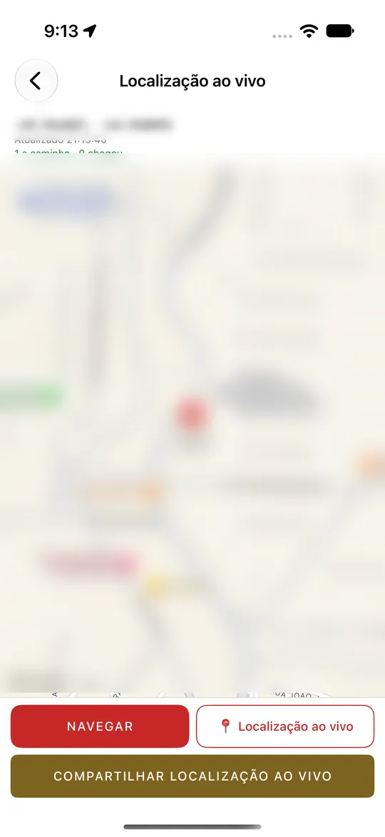 Localização ao vivo no iPhone: coordenadas e mapa (borrados nesta imagem), os botões NAVEGAR e Localização ao vivo, e COMPARTILHAR LOCALIZAÇÃO AO VIVO