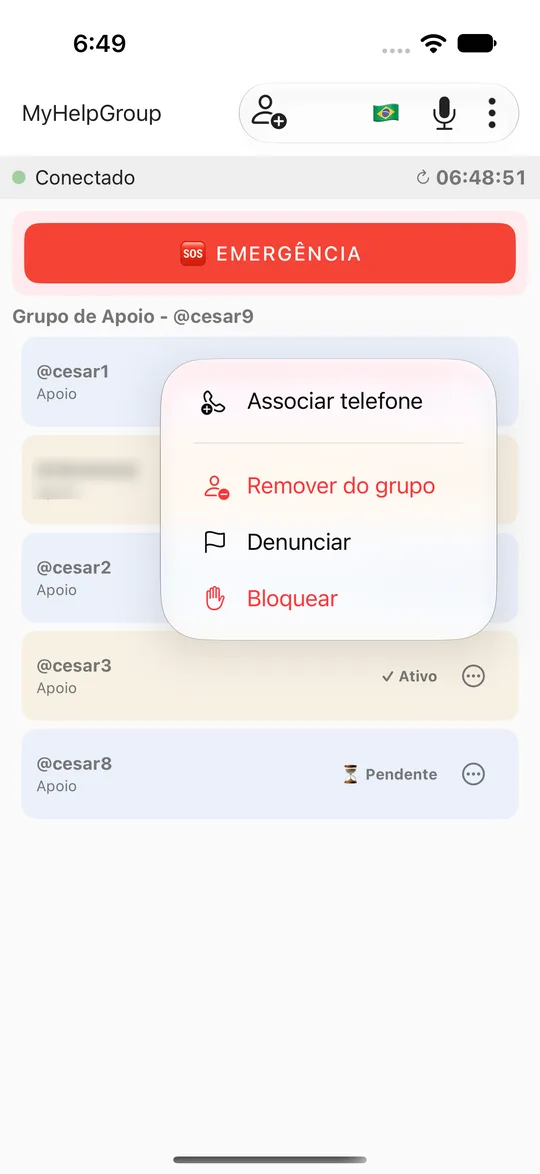 O menu ⋯ de um membro aberto sobre a lista no iPhone: Associar telefone, Remover do grupo, Denunciar, Bloquear