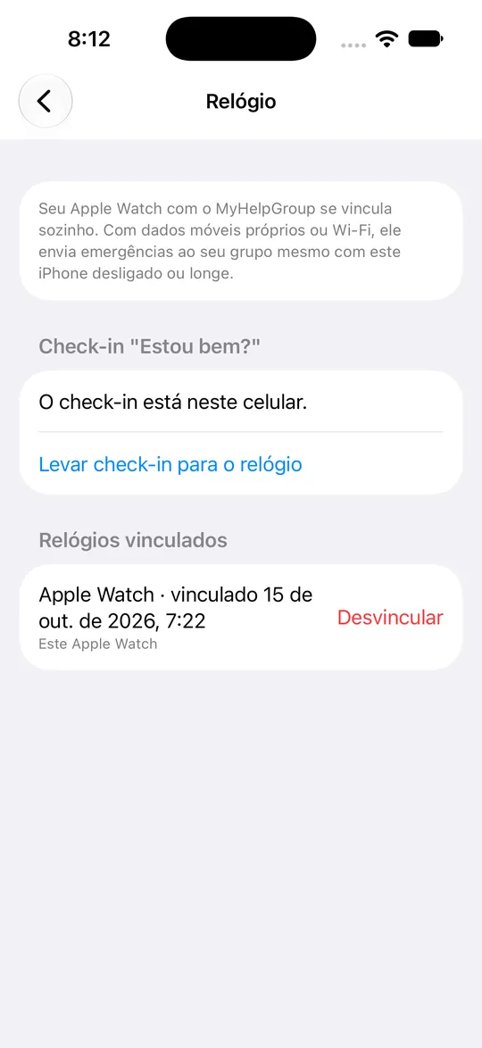Tela Relógio no iPhone: texto Seu Apple Watch com o MyHelpGroup se vincula sozinho, a lista Relógios vinculados e o cartão Check-in Estou bem? com Levar check-in para o relógio