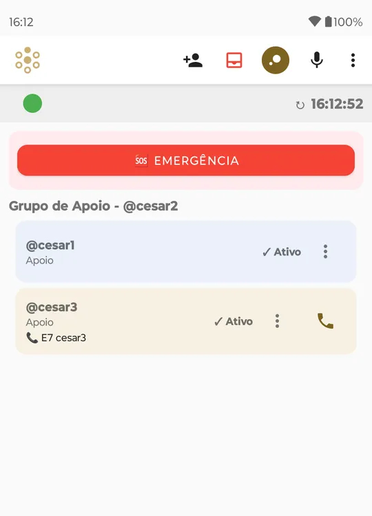 Tela principal: na barra, o ícone do app à esquerda e, à direita, o boneco com +, a caixa de Mensagens em vermelho, o círculo dourado do botão flutuante, o microfone e o menu ⋮; embaixo, a bolinha verde e a hora do último contato, o botão vermelho EMERGÊNCIA e o Grupo de Apoio - @cesar2 com dois membros ativos, um deles com o telefone associado
